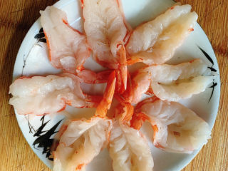 清蒸虾,用料酒抓一抓之后，平铺在盘子中。