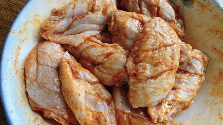 奥尔良鸡翅,搅拌均匀之后，腌制5-10分钟。