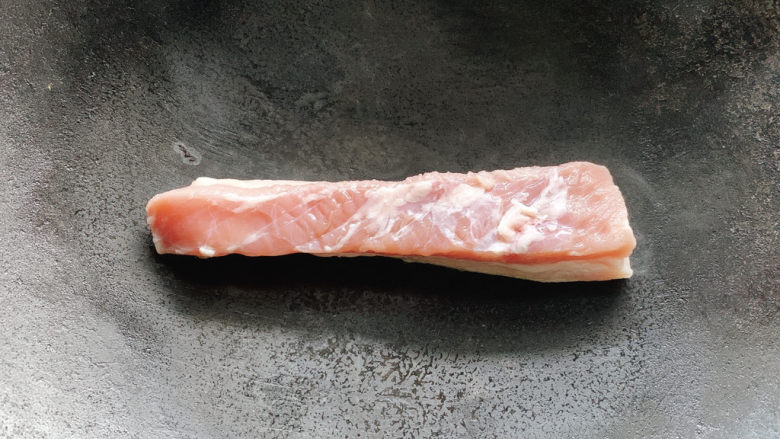 板栗红烧肉,锅中不放油，烧热之后，将带皮的一侧先放入锅中烧热。