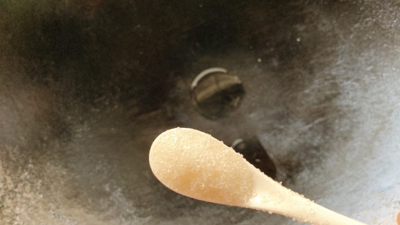 糖炒板栗,待板栗成熟之后，在锅中加入适量油，大概喝汤的勺子，一勺。同时加入两勺白砂糖