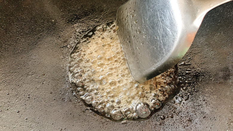 糖炒板栗,加入一小份清水，不断用勺子炒到沸腾。全程小火慢慢炒。