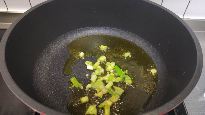 土豆炒肉丝,油热后加入葱花，炒出香味。