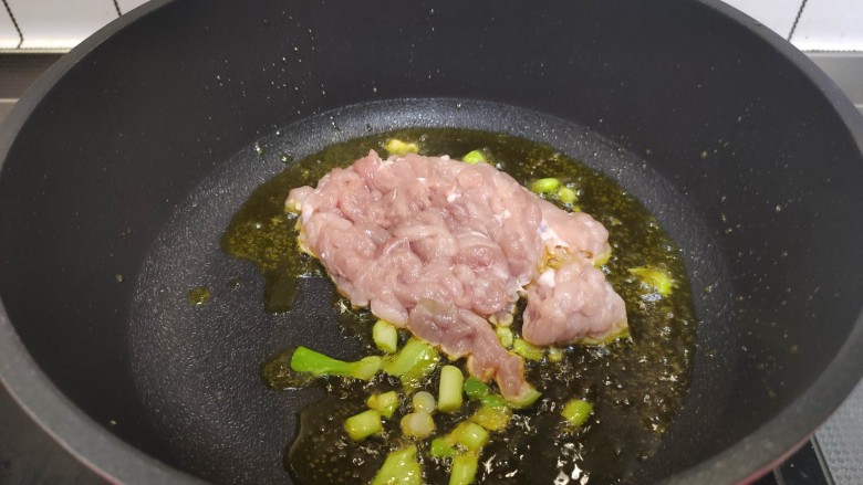 土豆炒肉丝,加入猪肉丝。