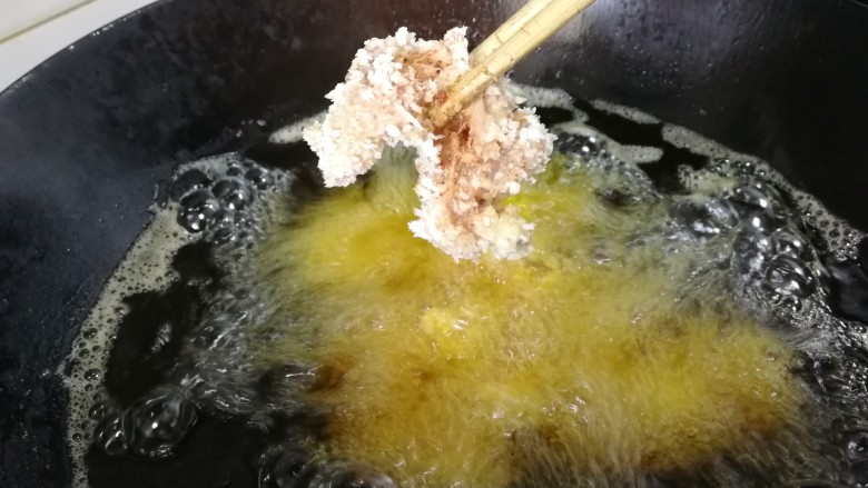 香酥炸鸡块,锅里倒入适量玉米油，中小火油温5成热逐个放入鸡块。