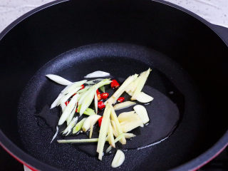 小炒牛肉,锅中倒入适量的食用油烧热，放入葱姜蒜和小米椒爆香
