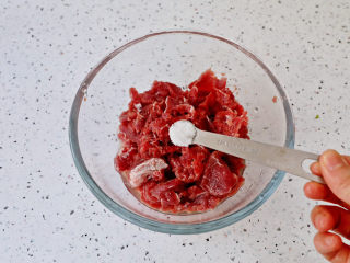 小炒牛肉,牛奶洗净切成薄片，加入1小勺盐