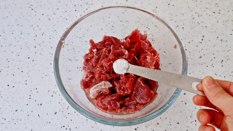 小炒牛肉,牛奶洗净切成薄片，加入1小勺盐