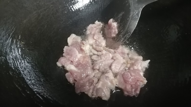 香菇肉片,倒入腌制好的肉片