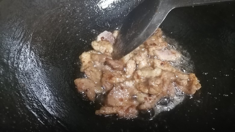 香菇肉片,快炒后出锅备用