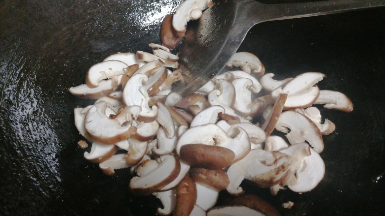 香菇肉片,锅中剩油翻炒菇片