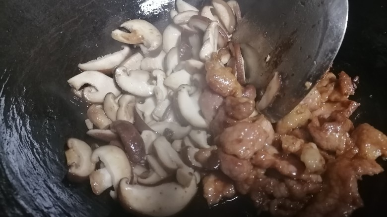 香菇肉片,香菇软化后入肉片