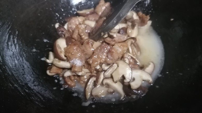 香菇肉片,少许食盐和芡粉水调味