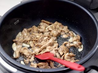 梅豆鸡肉小炒,炒到3分钟的时候，看见鸡肉条变色断生的时候。