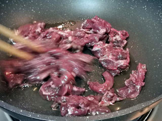 小炒牛肉,用筷子拌开