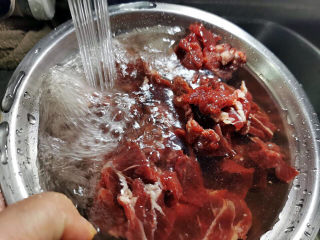 小炒牛肉,切好的牛肉用水冲洗一下