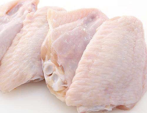 奥尔良鸡翅,解冻好的鸡翅洗干净，用厨房用纸吸干水份。