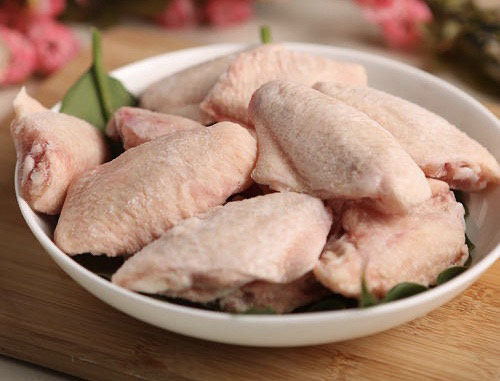 奥尔良鸡翅,鸡翅事先从冷冻中拿出来解冻。