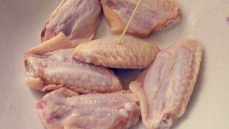 奥尔良鸡翅,用牙签把鸡翅都上扎洞以便待会儿腌渍的时候快些入味。