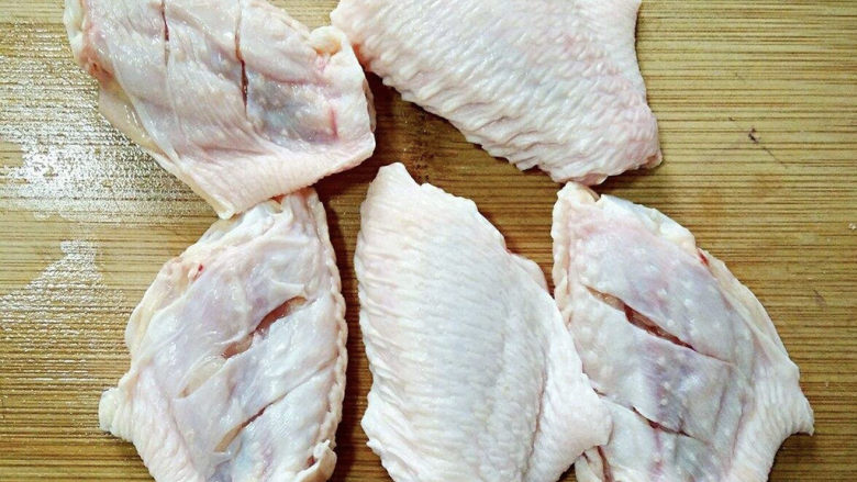 奥尔良鸡翅,也可以将鸡翅像这样改刀一下，一会腌渍的时候比较容易入味。