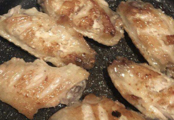 奥尔良鸡翅,把腌制好的鸡翅煎至两面金黄。
