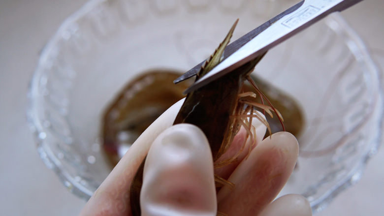 清蒸虾,用厨房剪刀去掉虾枪，头部最尖锐的位置