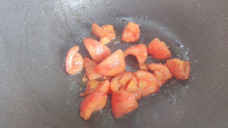 西红柿香菇汤,翻炒至西红柿稍稍出沙（约摸30秒）