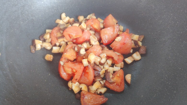 西红柿香菇汤,加入香菇丁，翻炒均匀（10来秒）
