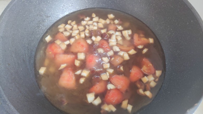 西红柿香菇汤,水量请根据食用人数自行衡量