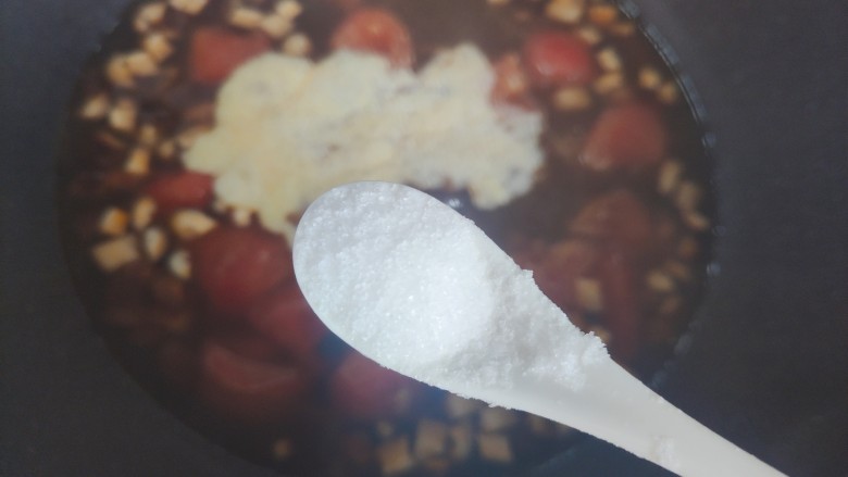 西红柿香菇汤,加一小勺细盐