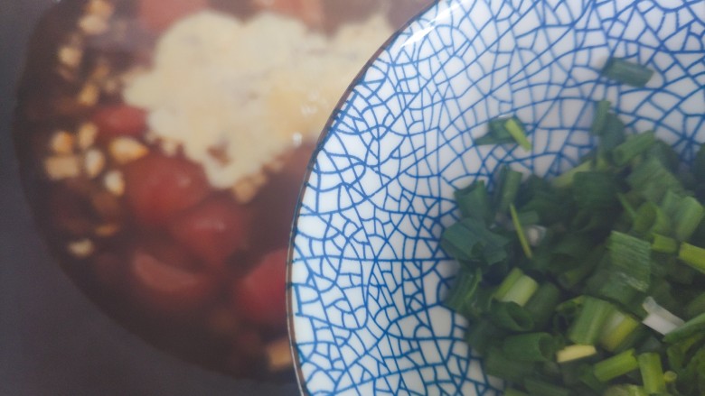西红柿香菇汤,加入小葱，搅拌均匀即可
