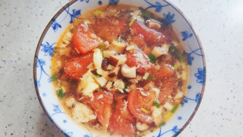 西红柿香菇汤,装碗