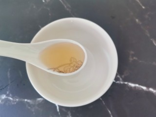 糖炒板栗,碗中加入两勺蜂蜜