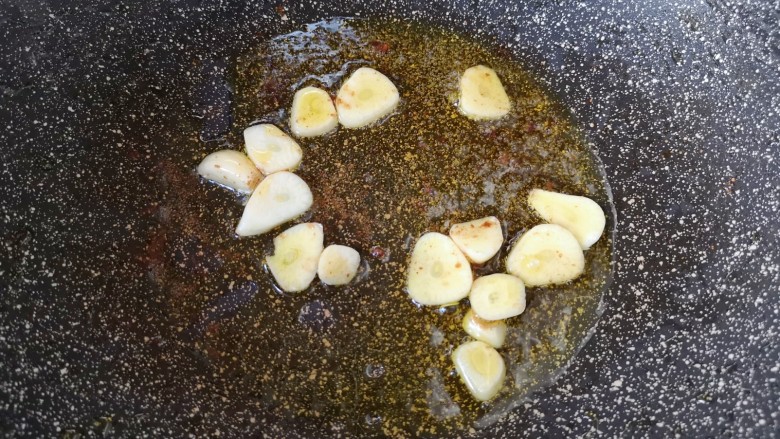 蚝油冬瓜,锅底留余油，下入蒜片炒香。