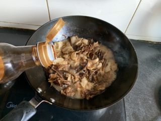茶树菇烧肉,少许老抽上色，再闷一分钟