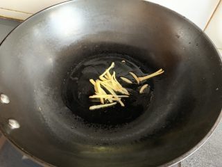 茶树菇烧肉,下姜丝