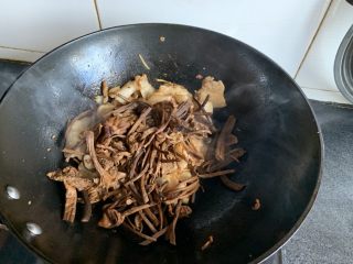 茶树菇烧肉,倒入茶树菇翻炒