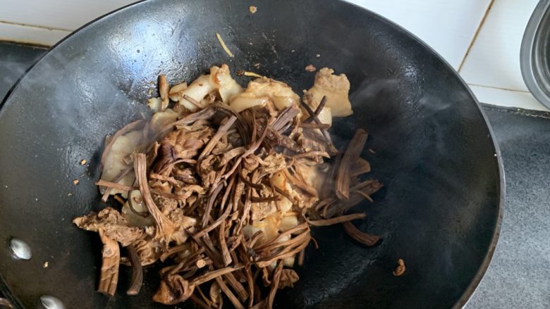 茶树菇烧肉,倒入茶树菇翻炒
