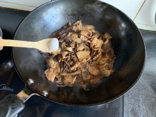 茶树菇烧肉,少许盐，（前面放过生抽老抽，所以盐要少点）