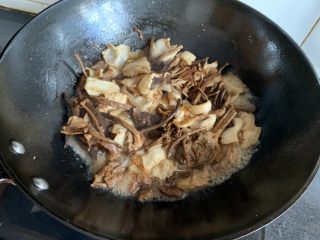 茶树菇烧肉,加入适量的水，闷三分钟