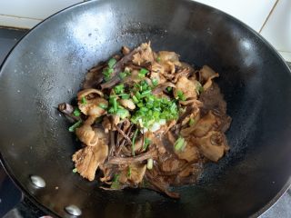 茶树菇烧肉,撒上葱花