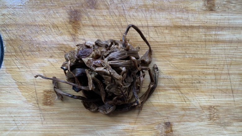 茶树菇烧肉,泡好的茶树菇挤干水分，去蒂切成段