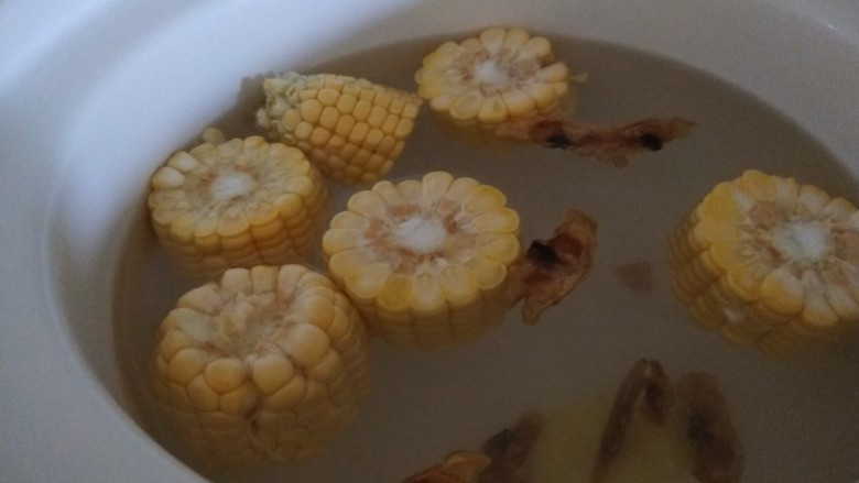 玉米烧排骨,洗干净放入锅中。