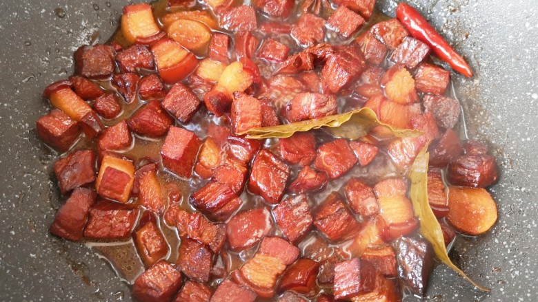 板栗红烧肉,一个小时以后红烧肉里面的汤汁明显变少了，挑出大葱不要。