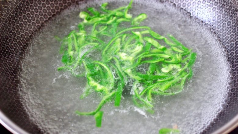超过瘾好吃的酸辣银丝,把青椒丝放入锅中焯30秒立马捞出沥干水分。