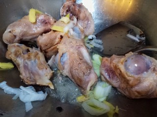 排骨豆角焖面,肉变色后，放入葱花和姜丝，炒出香味