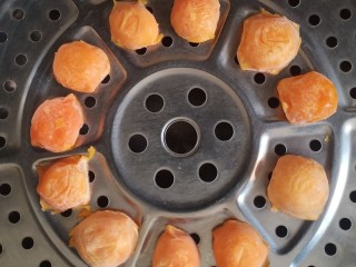 蛋黄莲蓉月饼,买的现成的鸭蛋黄，小粒的。把蛋黄放入蒸锅里蒸熟，大概10－15分钟。晾凉备用