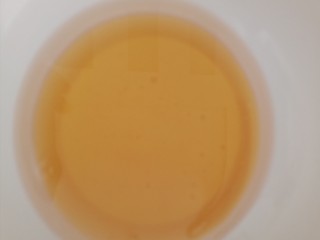 蛋黄莲蓉月饼,取一个大碗，倒入月饼糖浆、枧水和油，用蛋抽充分搅匀