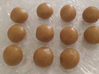 蛋黄莲蓉月饼,白莲蓉馅分成约25克一个的剂子，分别搓成圆球
