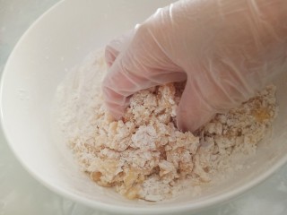 蛋黄莲蓉月饼,差不多没有液体，开始上手揉，揉成面团