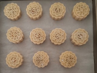 蛋黄莲蓉月饼,包好的月饼用模具压出花型，我用的是中国风的花好月圆50克模具。